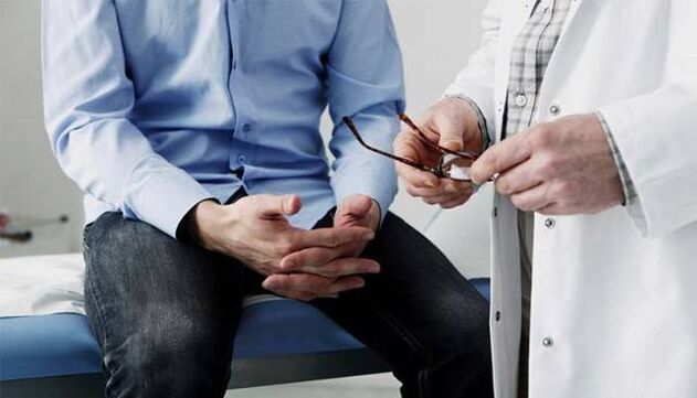 the doctor makes recommendations to a patient with prostatitis